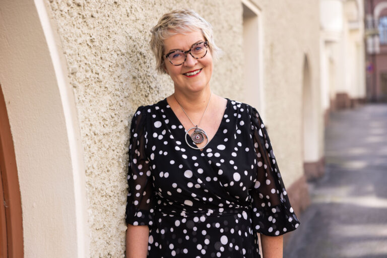 Johtajuuden kehittäminen ja kulttuurimuutos Minna Levander, coaching ja organisaation kehittäminen muutostilanteissa